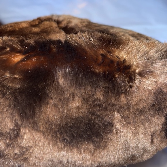 VINT SAKS FIFTH AVE MINK MILLINERY SALON 1950s PILL HAT IT HAS A TINY COMB - Picture 9 of 9